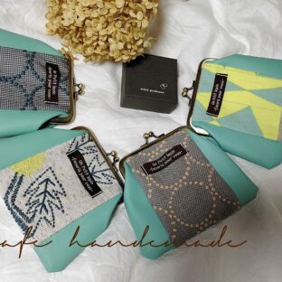 レトロな合皮レザー×ミナペルホネンの欠片の小さながま口ポーチ