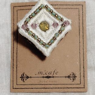 アンティークレースのビーズブローチ