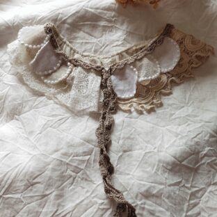 アンティークレース×mina tambourineモチーフ使いのつけ襟