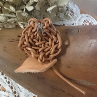 レザーのお花ブローチ（キャメル）