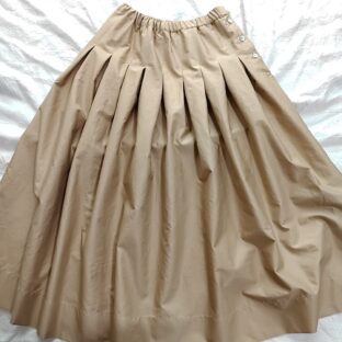 タックたっぷりスカート